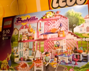 "Belville" et rosa legohus med lite bygging og høy Barbie-faktor